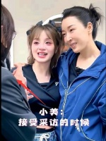 美依礼芽身边换成了女翻译，终于把男翻译换掉了……