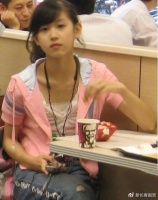 章泽天成名前旧照曝光：在肯德基被路人偶遇，素颜甜美可人