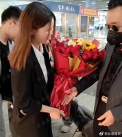 76岁相声大师侯耀华现身商演，与迎接美女亲切握手毫无明星架子