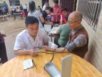 新县田铺乡黄土岭村家医：五十年坚守 只为心底那份悸动