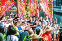 广州泮塘村“起龙”迎端午 再现岭南千年民俗