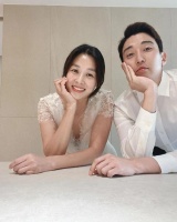 韩女星婚礼上，带着前夫的12岁儿子，如今她与丈夫庆祝结婚5周年