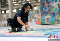 在废弃厂房作画 “90后”彝族画家让沉睡厂房变画廊