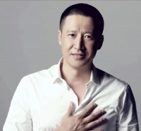 他是著名演员：前妻离他而去，40岁带子娶女明星，如今成人生赢家