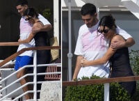 詹娜与男闺蜜太亲密！搂腰同行，像极了情侣，坏兔兔能接受吗？