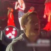 男子抢不到泰勒演唱会门票应聘保安:边赚钱边听歌