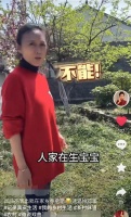 61岁吴琼称退休后回农村养老，住平房下地抓鸡，皱纹如树皮老太多
