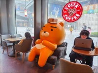 没了工作的中年人，在咖啡馆假装上班