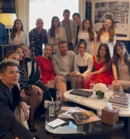 父亲是坐拥数百亿，母亲也是台湾明星，她身材火辣却33岁还单身