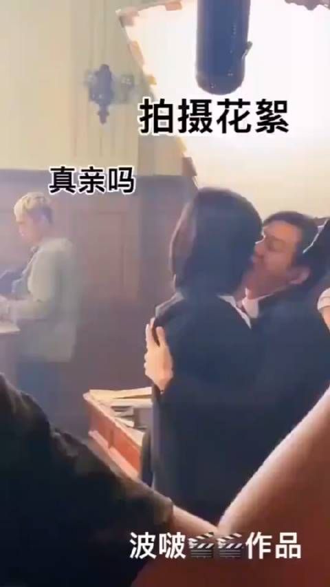 男演员拍起吻戏来游刃有余，和女搭档忘我表演