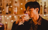 香港知名男星演渣男获好评，脱衣秀健硕身材，剧中出轨遭女友抓包