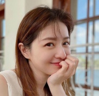香港知名女星逆生长，皮肤像剥了壳的鸡蛋，想为富商丈夫生四胎