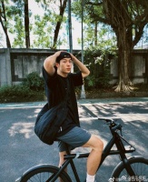 许光汉骑单车随拍，这张照片真的是太有氛围感了吧……