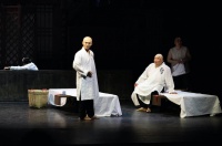 舞台上的澡堂子道尽人间百态，京味儿话剧《清水堂》上演