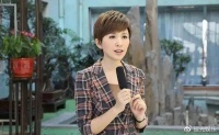 又一位杰出的美女主持人离开央视，独逛菜市场神情落寞，反差太大