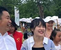 挖呀挖黄老师真实颜值遭嘲讽后，她素颜亮相直播，一个表情吐露心声