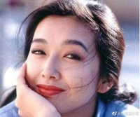 那年，尚未婚配的小伙子杨志刚，和当红女演员江珊拍吻戏……