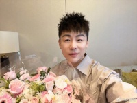 胡彦斌被曝与女子同回家后发博 疑似辟谣恋情传闻