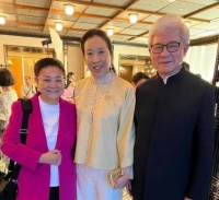 朱玲玲参加婚宴，满头白发的罗康瑞全程陪同，当年离开霍家是对的