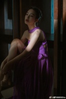 杨采钰紫裙造型也太美了吧，自带清冷的气质，美得大气高级……