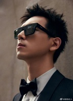 李现不愧是天选现偶霸总！绅士的黑西装和李现最配啦！