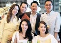 爷爷是千亿富豪，自己也坐拥几十个酒店，如今43岁已生下第五胎