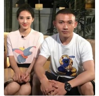 漂亮有气质的她低调嫁给著名演员为妻，婚后生了一对漂亮女儿，如今一家四口其乐融融