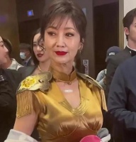 68岁赵雅芝近况曝光，真实状态现老人纹，化浓妆身材纤细