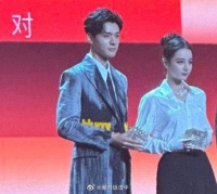 她真的超级适合盘发，干练利落的风格也太适合他了……