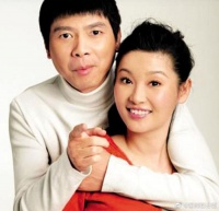 当年，冯小刚爱上了漂亮的徐帆，回家向妻子张娣提出离婚:我爱上了别人，我们离婚吧，财产一人一半