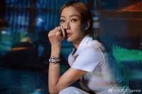不雅观！香港天后爬山将水杯塞进腰间裤子，网民对其举动掀热议