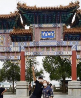 邓超妈妈穿的朴素农村味，与亲家天壤之别，引起网页热议