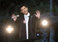突然！知名歌手演唱会上惊现一幕！