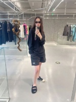 宋佳晒九宫格营业照 对镜自拍脱鞋和板鞋搭配摩登前卫
