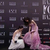 Angelababy和刘恺威女友同台 李晓峰贴心帮其整理裙摆