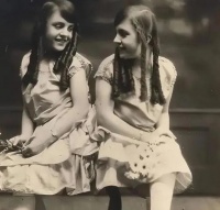 英国臀部连体姐妹：命运扭曲的两姐妹