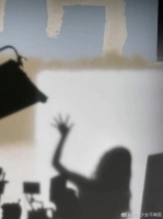 迪丽热巴最新背影随拍，认真记录落日，是享受生活的热巴……