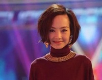 她曾是央视非常优秀的主持人，网传她长期被丈夫家暴，所以才瘦得像大头娃娃