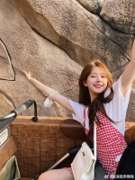 赵露思发了个太阳，一起祝孙头头生日快乐，露思也要天天开心……