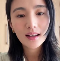 李亚鹏指责妻子公开露面直播，妻子怒斥家里揭不开锅，引起热议