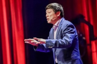 请赋予我们两代小孩子共戏童年浪漫快乐的想象力