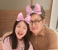 53岁前央视主持姜丰晒与外籍前夫合影，被质疑复婚，本人正面回应
