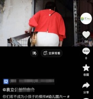 50岁袁立退圈后现身贫民区，打扮艳丽肿到认不出，小腹凸起引猜测