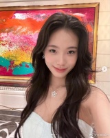 小S二女儿出席毕业晚宴！15岁的她穿抹胸礼裙，烫波浪卷美如仙女
