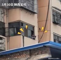 陕西：82岁老人疯狂敲盆，报警都不管事，邻居：酒店都快搞破产了