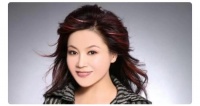 她出身于军人家庭，3次登上春晚，父母去世后丈夫也患癌离世，至今单身
