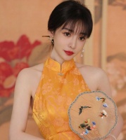 柳岩穿旗袍装执扇气质优雅 六一祝大小朋友向阳生长