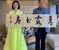 海南首富诞生，坐拥数百亿却没有儿子，花了10亿买别墅送明星妻子