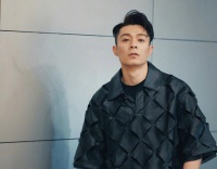 突发！香港知名男星洗澡时遭偷拍，打着赤膊下半身被马赛克遮挡