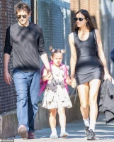 伊莲娜和前任久违同框，送6岁女儿上学，超模穿贴身背心裙惹争议